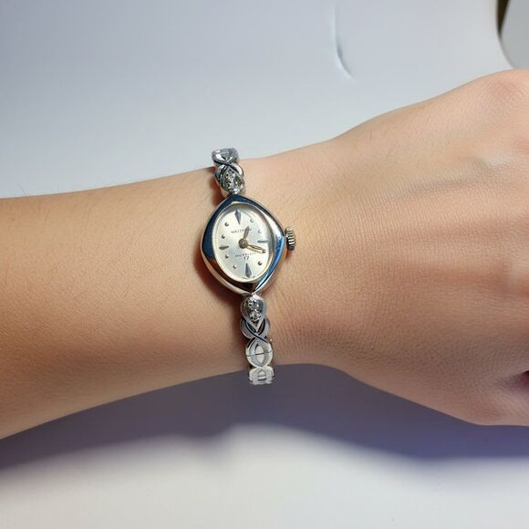 Waltham Accessories - Vintage Waltham Incabloc 17 Jewels Silver Tone Oval Mechanical Ladies Watch